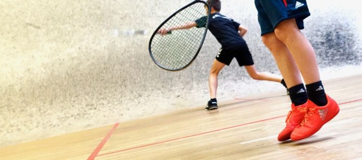 Kinder beim Squash spielen. Unser Kindertraining mit professioneller Betreuung findet immer freitags ab 16 Uhr statt, Kinder von 8 bis 16 Jahren sind herzlich willkommen! Freizeitsport und Squash spielen in München.